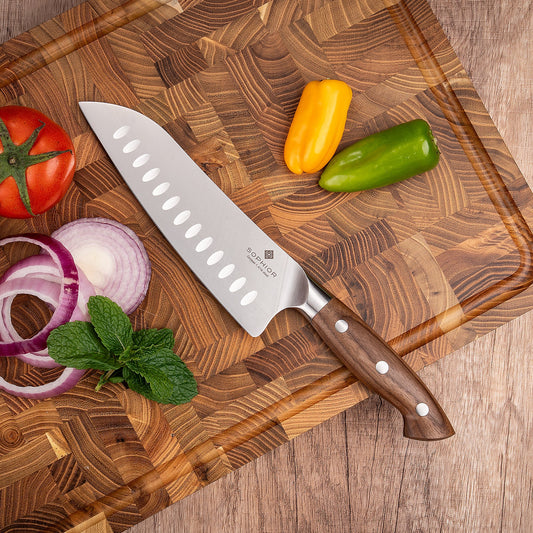 Santoku 19 cm – Duits staal en walnoothouten handvat