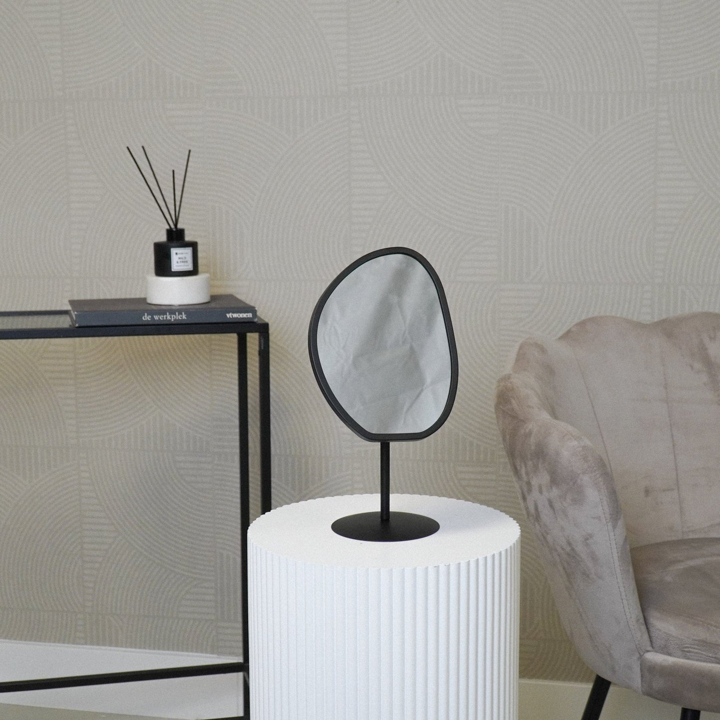 Spiegel - Make up Spiegel- Organisch Rond - Metaal - Zwart - 16,5x12x31,5cm