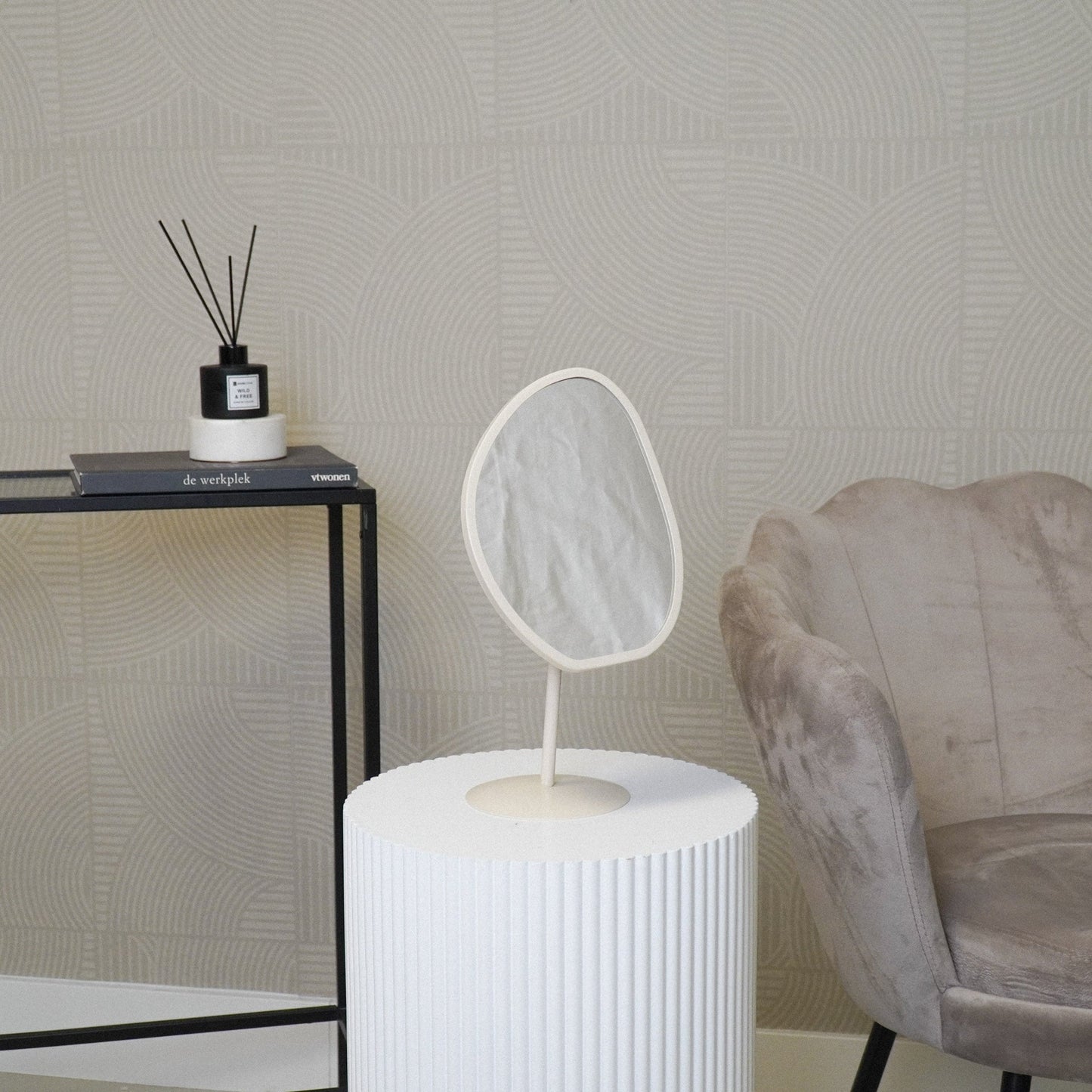 Spiegel - Make up Spiegel- Organisch Rond - Metaal - Zand - 16,5x12x31,5cm