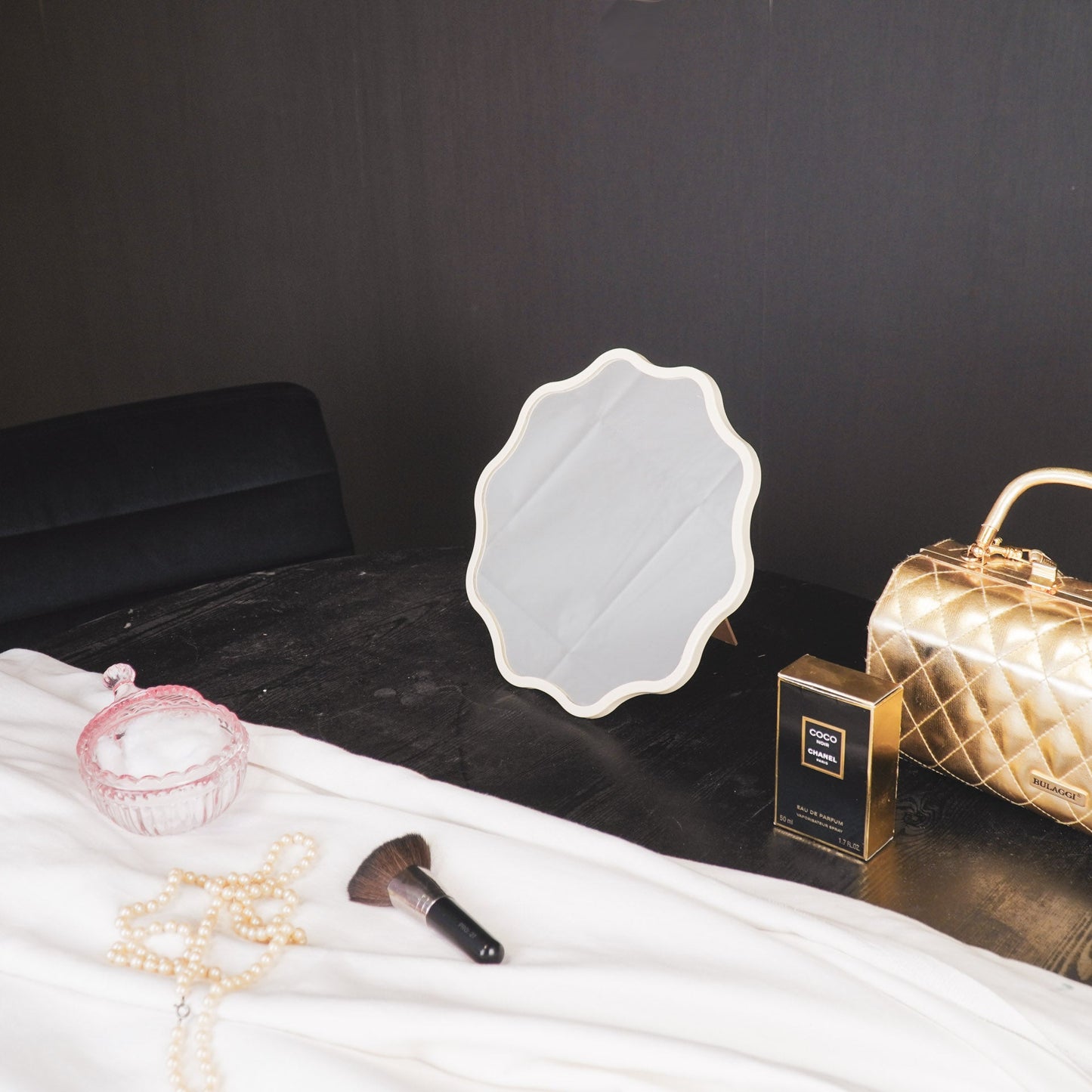 Housevitamin- Spiegel - Make up Spiegel- Golvend Rond - Metaal - Zand - 25x1x25cm